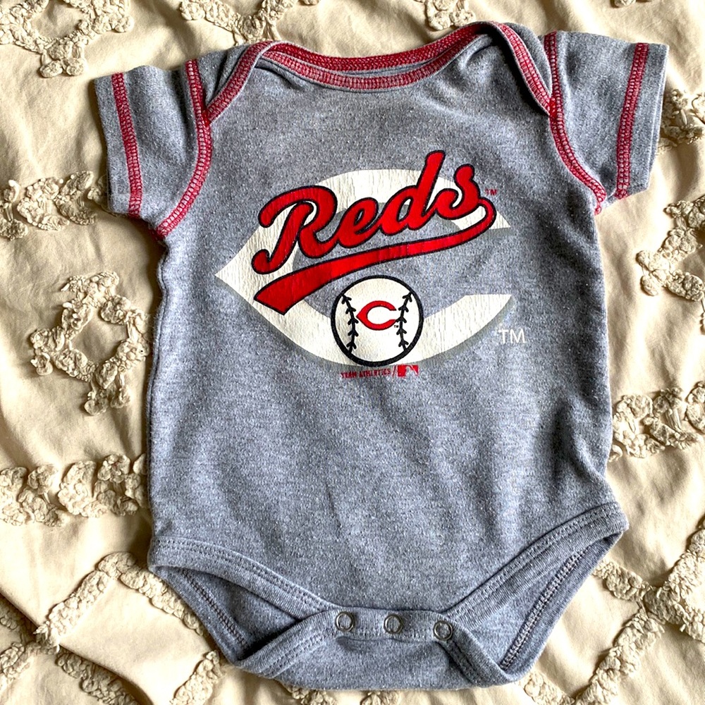 MLB Cincinnati Reds grey short sleeve onesie!! Size 0-3 months